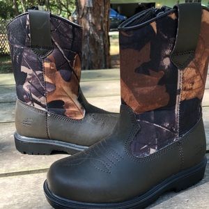 Youth camo boots w/Thinsulate size 12m